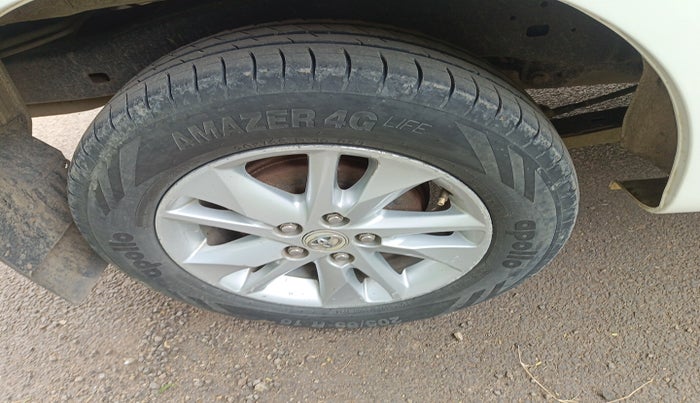 2017 Toyota Innova Crysta 2.4 GX 8 STR, Diesel, Manual, 2,51,260 km, tyre