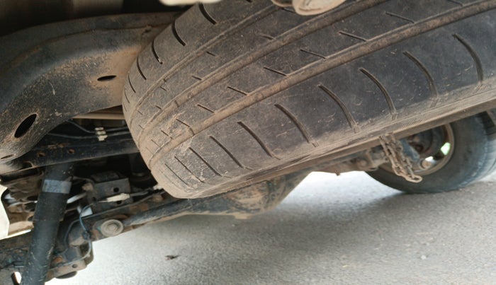 2017 Toyota Innova Crysta 2.4 GX 8 STR, Diesel, Manual, 2,51,260 km, tyre