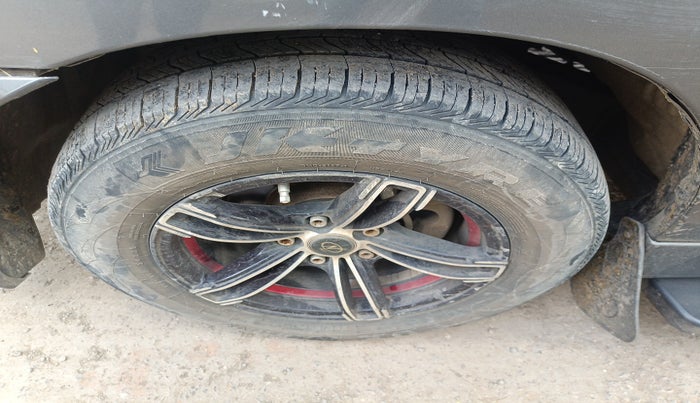 2013 Toyota Innova 2.5 GX 7 STR, Diesel, Manual, 1,97,430 km, tyre