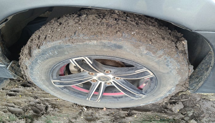 2013 Toyota Innova 2.5 GX 7 STR, Diesel, Manual, 1,97,430 km, tyre