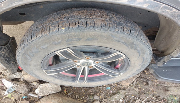 2013 Toyota Innova 2.5 GX 7 STR, Diesel, Manual, 1,97,430 km, tyre