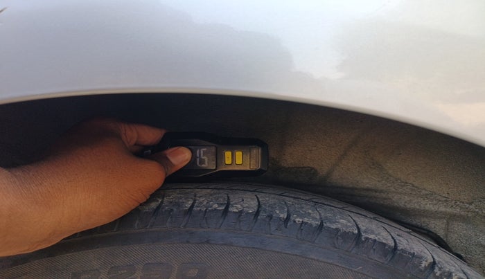 2015 Hyundai i10 SPORTZ 1.1, Petrol, Manual, 79,968 km, tyre