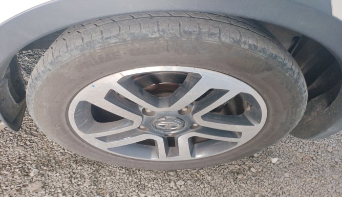 2018 Tata Hexa XTA 4X2 6 STR, Diesel, Automatic, 1,63,954 km, tyre