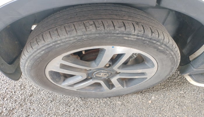 2018 Tata Hexa XTA 4X2 6 STR, Diesel, Automatic, 1,63,954 km, tyre