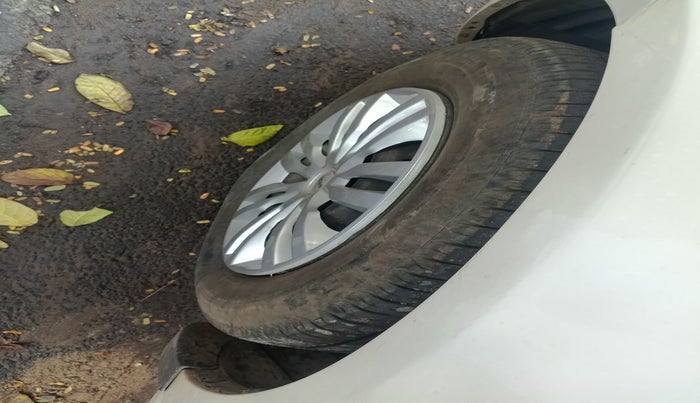 2014 Maruti Swift Dzire VXI, Petrol, Manual, 1,67,921 km, tyre