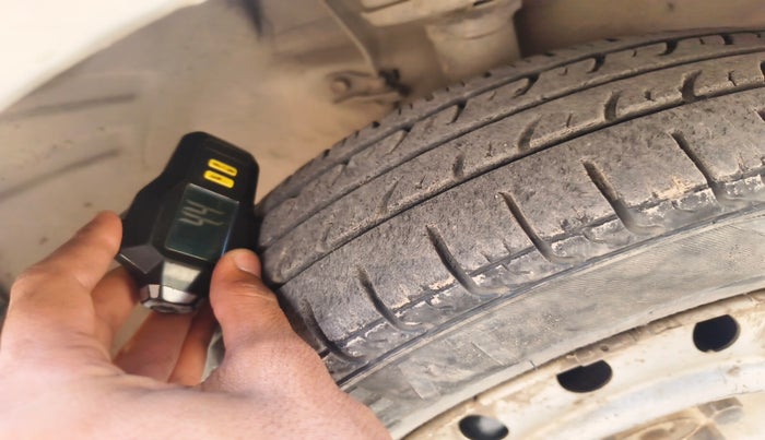 2013 Maruti Wagon R 1.0 LXI CNG, Petrol, Manual, 84,903 km, tyre