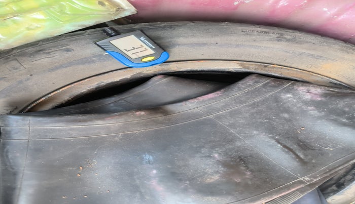 2013 Nissan Micra XV DIESEL, Diesel, Manual, 1,48,135 km, tyre