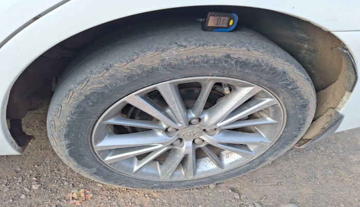 2015 Toyota Corolla Altis GL PETROL, Petrol, Manual, 94,331 km, tyre