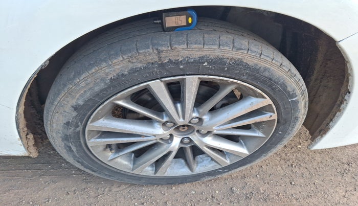 2015 Toyota Corolla Altis GL PETROL, Petrol, Manual, 94,331 km, tyre