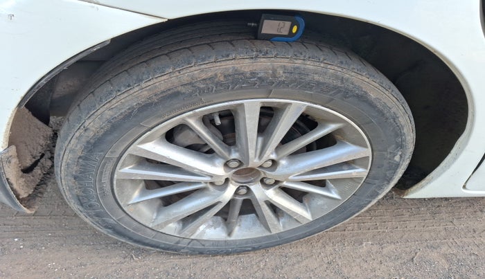 2015 Toyota Corolla Altis GL PETROL, Petrol, Manual, 94,331 km, tyre