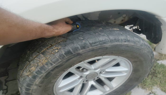 2012 Ford Endeavour 2.5L 4X2 MT, Diesel, Manual, 1,40,347 km, tyre