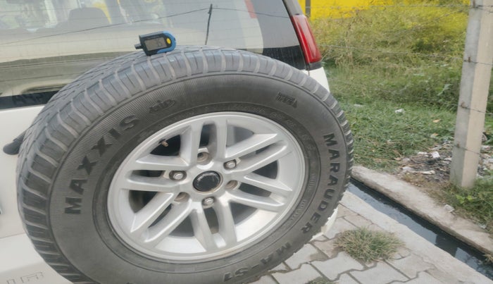 2012 Ford Endeavour 2.5L 4X2 MT, Diesel, Manual, 1,40,347 km, tyre