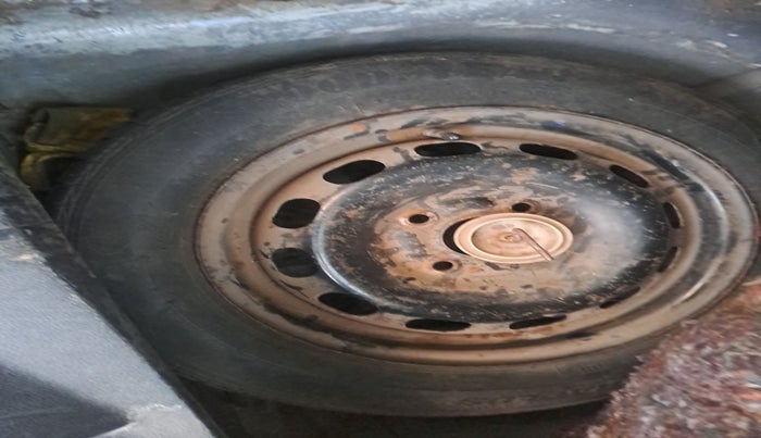 2012 Ford Figo TITANIUM 1.4 DIESEL, Diesel, Manual, 2,74,339 km, tyre