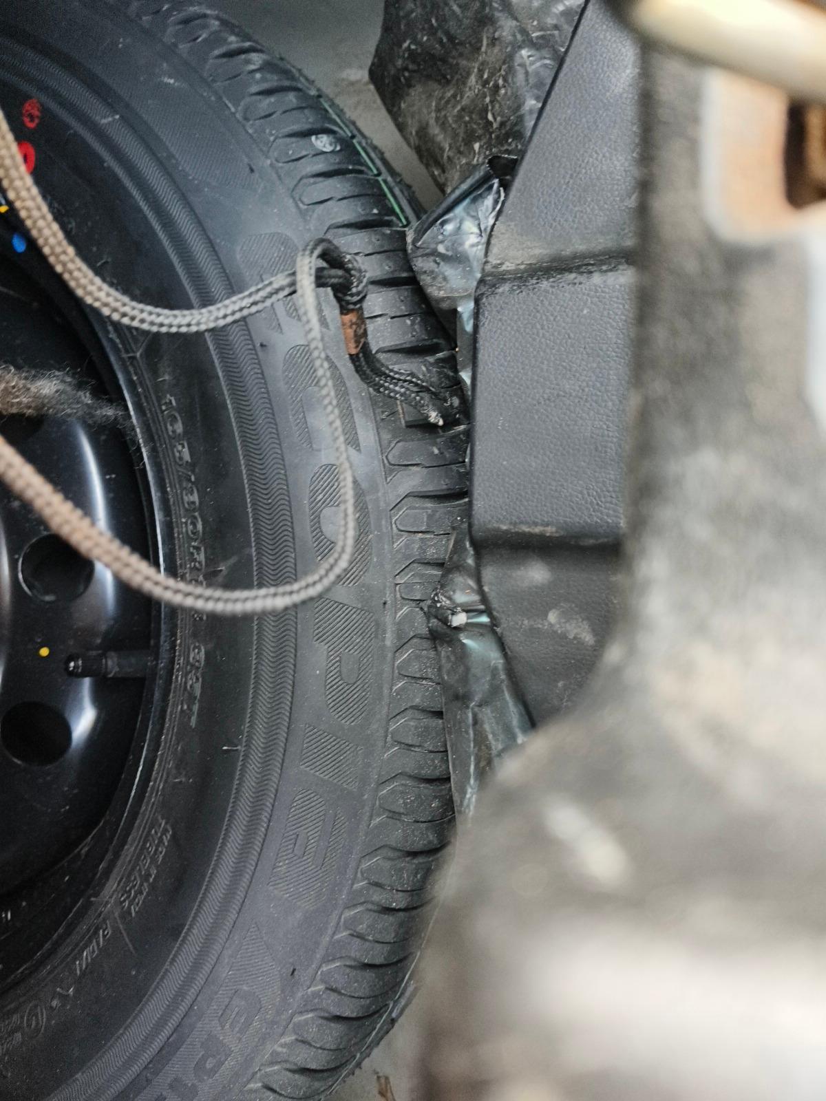 2022 Maruti Dzire ZXI CNG, Petrol, Manual, 1,08,079 km, tyre