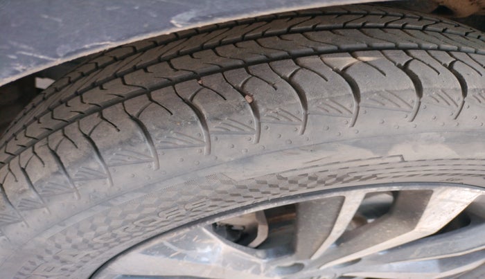 2020 Mahindra XUV300 W8 (O) 1.5 DIESEL, Diesel, Manual, 1,57,158 km, tyre