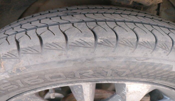 2020 Mahindra XUV300 W8 (O) 1.5 DIESEL, Diesel, Manual, 1,57,158 km, tyre