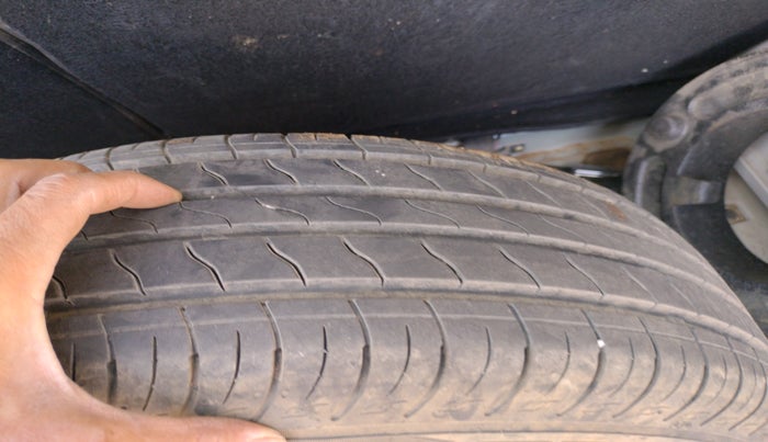 2020 Mahindra XUV300 W8 (O) 1.5 DIESEL, Diesel, Manual, 1,57,158 km, tyre