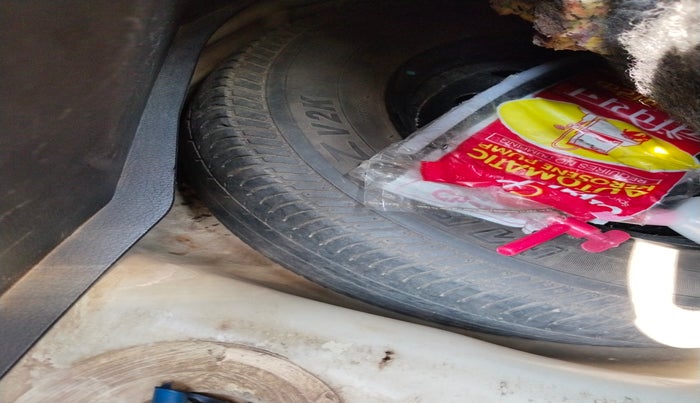 2011 Maruti Swift VXI, Petrol, Manual, 1,35,304 km, tyre