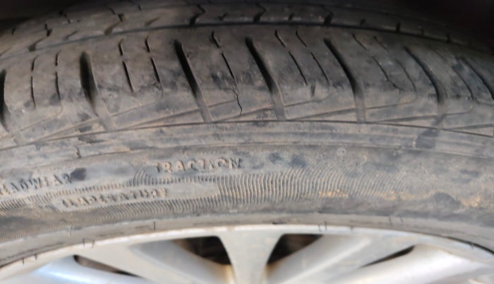 2016 Toyota Camry HYBRID, Hybrid, Automatic, 1,19,286 km, tyre