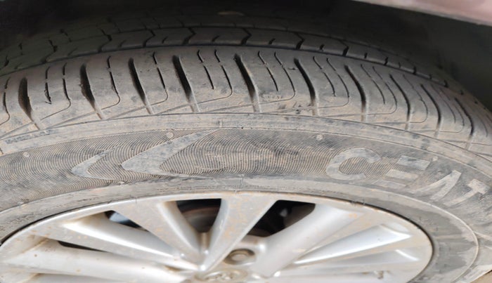 2016 Toyota Camry HYBRID, Hybrid, Automatic, 1,19,286 km, tyre