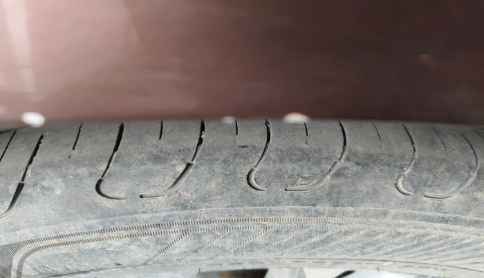 2016 Toyota Camry HYBRID, Hybrid, Automatic, 1,19,286 km, tyre