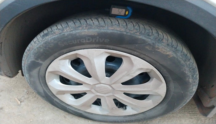 2024 MG ASTOR Sprint 1.5 MT (Ivory), Petrol, Manual, 42,811 km, tyre