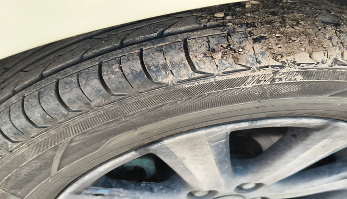 2010 Toyota Corolla Altis G PETROL, Petrol, Manual, 1,50,169 km, tyre