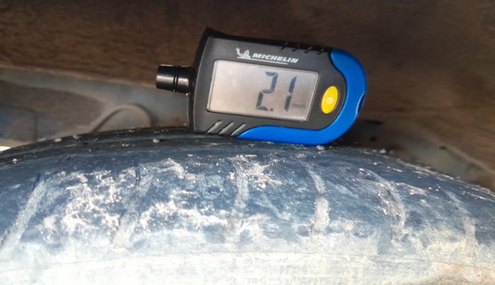 2016 Hyundai Eon ERA +, Petrol, Manual, 1,13,892 km, tyre