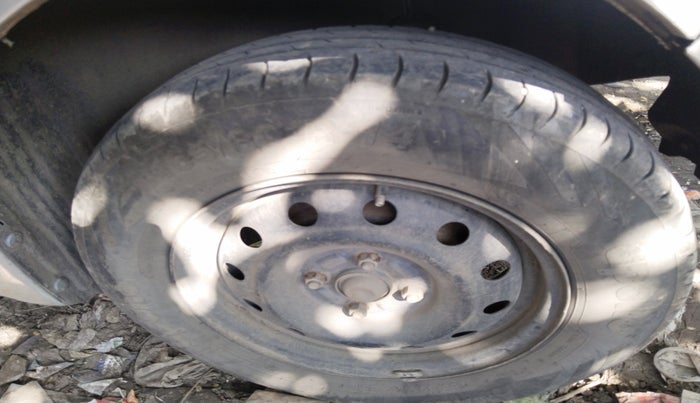 2010 Maruti Swift VDI, Diesel, Manual, 2,09,655 km, tyre