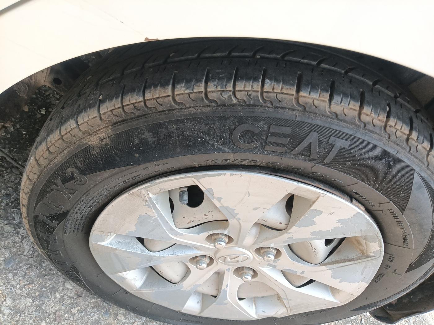 2015 Hyundai Xcent BASE 1.2, Petrol, Manual, 1,48,408 km, tyre