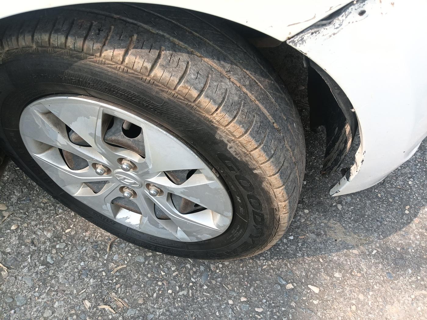 2015 Hyundai Xcent BASE 1.2, Petrol, Manual, 1,48,408 km, tyre