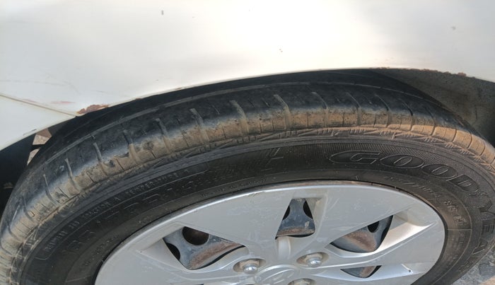 2015 Hyundai Xcent BASE 1.2, Petrol, Manual, 1,48,408 km, tyre