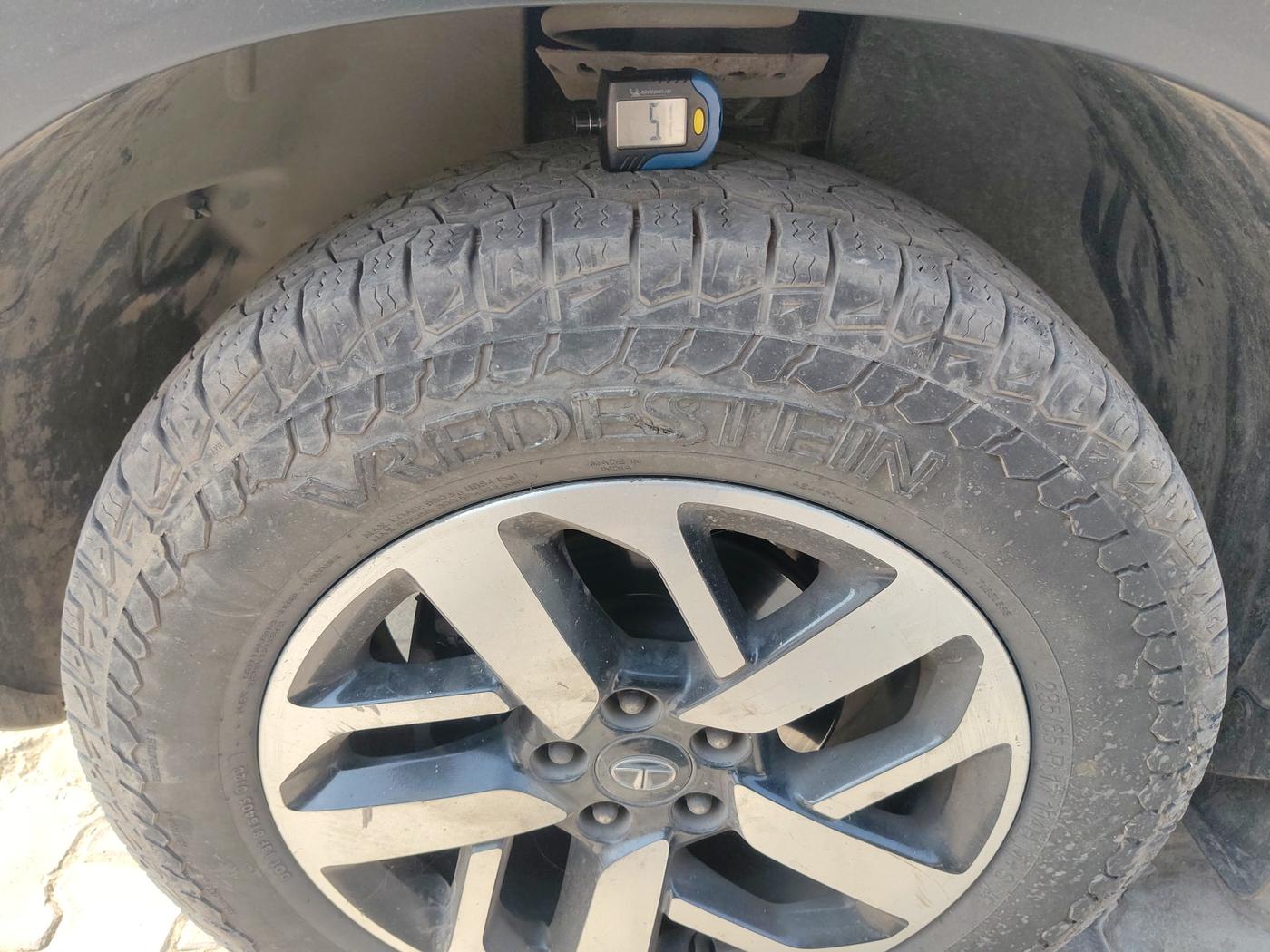 2020 Tata Harrier XZA PLUS 2.0L, Diesel, Automatic, 1,33,691 km, tyre