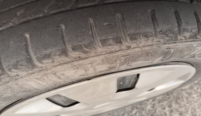 2017 Hyundai Eon ERA +, Petrol, Manual, 84,914 km, tyre