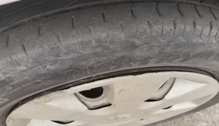 2017 Hyundai Eon ERA +, Petrol, Manual, 84,914 km, tyre