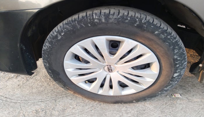 2010 Toyota Innova 2.5 G4 8 STR, Diesel, Manual, 1,62,764 km, tyre