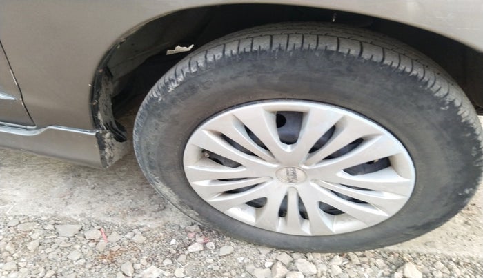 2010 Toyota Innova 2.5 G4 8 STR, Diesel, Manual, 1,62,764 km, tyre