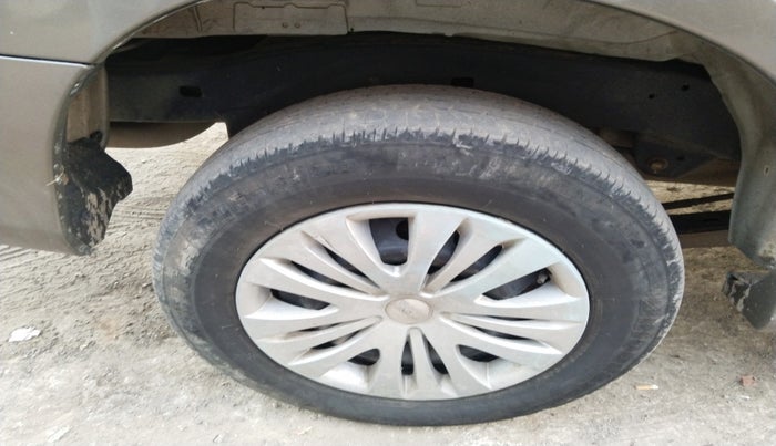 2010 Toyota Innova 2.5 G4 8 STR, Diesel, Manual, 1,62,764 km, tyre