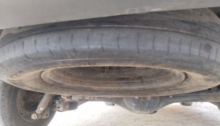 2010 Toyota Innova 2.5 G4 8 STR, Diesel, Manual, 1,62,764 km, tyre