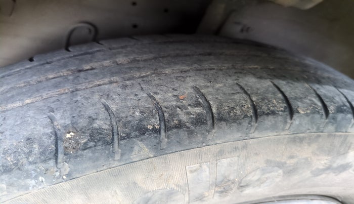 2017 Maruti Swift LXI (O), Petrol, Manual, 1,49,439 km, tyre