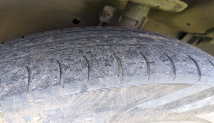 2017 Maruti Swift LXI (O), Petrol, Manual, 1,49,439 km, tyre