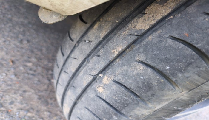 2017 Maruti Swift LXI (O), Petrol, Manual, 1,49,439 km, tyre