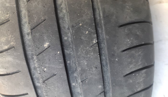 2017 Maruti Swift LXI (O), Petrol, Manual, 1,49,439 km, tyre