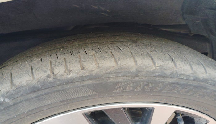 2022 Toyota Innova Crysta 2.7 ZX AT 7 STR, Petrol, Automatic, 65,647 km, tyre