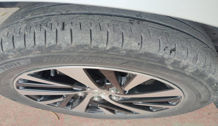 2022 Toyota Innova Crysta 2.7 ZX AT 7 STR, Petrol, Automatic, 65,647 km, tyre