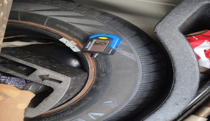 2011 Volkswagen Vento HIGHLINE DIESEL 1.6, Diesel, Manual, 2,34,000 km, tyre