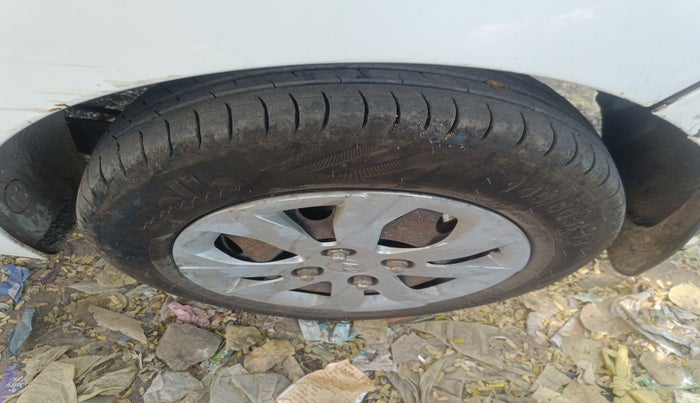 2014 Hyundai Eon MAGNA + LPG, Petrol, Manual, 1,49,980 km, tyre