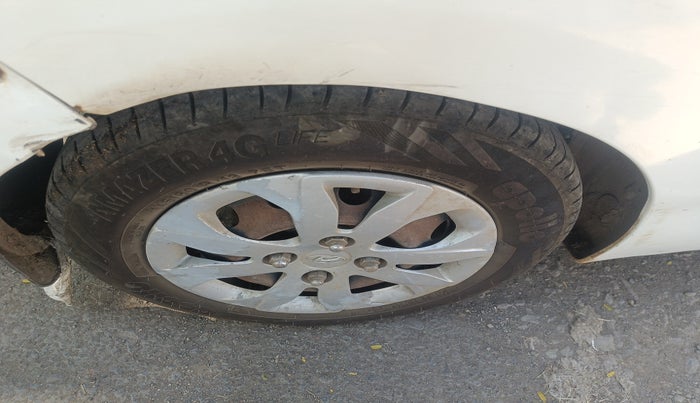 2014 Hyundai Eon MAGNA + LPG, Petrol, Manual, 1,49,980 km, tyre