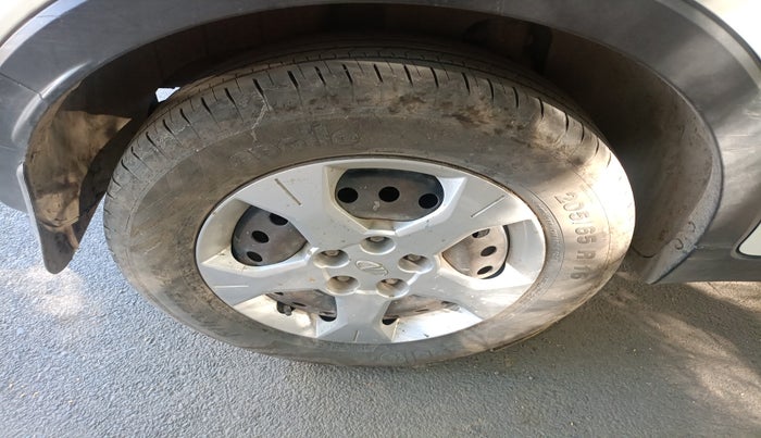 2021 Mahindra XUV300 W6 1.5 Sunroof Diesel, Diesel, Manual, 1,47,865 km, tyre