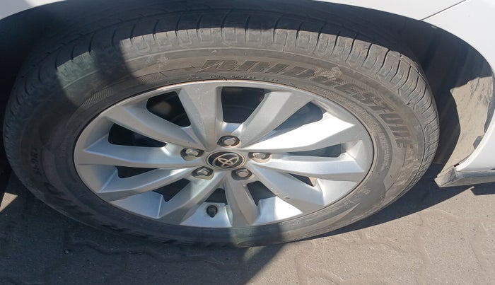 2023 Toyota INNOVA HYCROSS VX HYBRID 8 STR, Hybrid, Automatic, 59,441 km, tyre